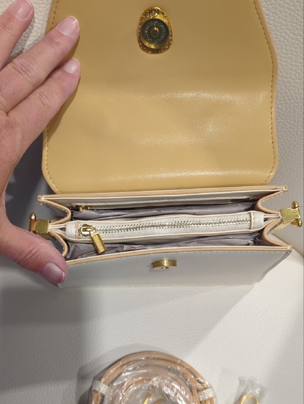 Elegant Two-Tone Crossbody Top Handle Bag in Tan and White - Picture 4 of 4